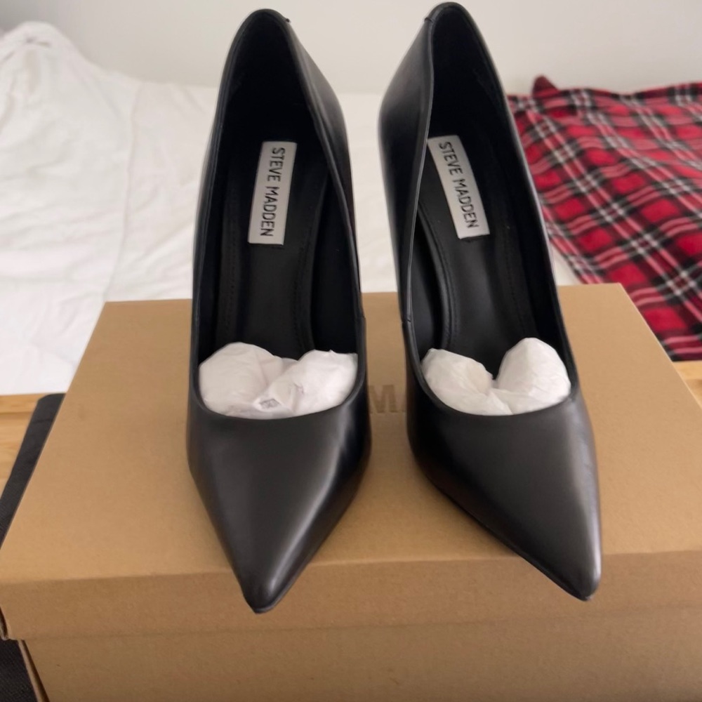 STEVE MADDEN - VALA BLACK LEATHER SHOE -SIZE 7